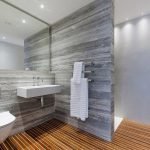 Gris y marrón en el diseño del baño.