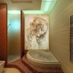 Elemento decorativo iluminado en el diseño del baño.