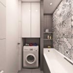 Máquina automática en un baño pequeño