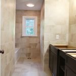 Decorar el baño con azulejos beige.
