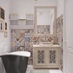 Diseño de baño estrecho de estilo gótico