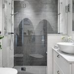 Ducha empotrada con puerta de cristal.
