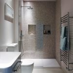 Diseño inusual de baño estrecho