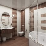 La combinación de chocolate y blanco en un diseño de bañera estrecho