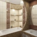 Diseño de baño estrecho con espejo grande