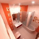 Diseño de baño estrecho en tonos naranjas