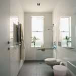 Diseño de baño estrecho con ventana