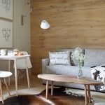 Sofá gris en la sala de estar