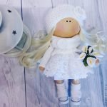 Linterna y muñeca