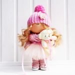 Niña con un oso