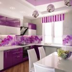 Cocina morada con comedor blanco