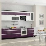 Amplia cocina morada y blanca