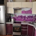 Diseño de una pequeña cocina púrpura con detalles florales.