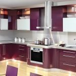 Elegante diseño de cocina púrpura para un apartamento