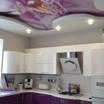 Cocina de diseño violeta con techos tensados