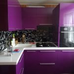 Color violeta en el diseño de una pequeña cocina.