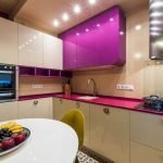 Diseño de cocina morado retroiluminado
