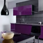 Elegante cocina morada con un delantal negro