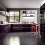 Diseño de cocina púrpura con ventana.