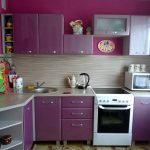Pequeño diseño de cocina morado