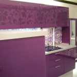 Pequeño diseño de cocina morado