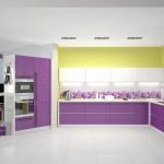Amplia cocina amarillo-violeta