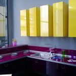 Cocina amarilla violeta
