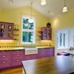 Cocina amarilla violeta