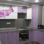 Diseño de una pequeña cocina gris-morada.