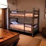 Habitación de estilo ecológico con litera