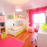 Colores brillantes en el interior de la guardería para la niña.