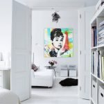 Cuadro brillante en un interior blanco
