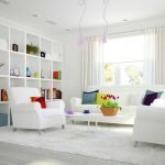 Muebles blancos en la sala de estar