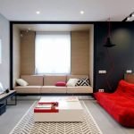 Sofá rojo en la sala de estar