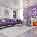 Sala de estar con sofá morado