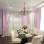 Cocina con sillas blancas y cortinas moradas.