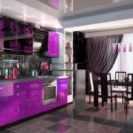 Púrpura cocina con una gran ventana.