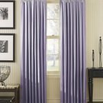 Cortinas de color violeta claro en la sala de estar