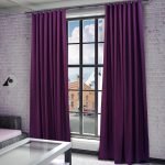 Cortinas de ciruela en el interior