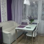 Blanco y morado en el interior de la cocina.