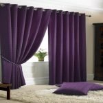 Almohadas moradas en el piso