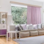 Sala de estar con un gran ventanal