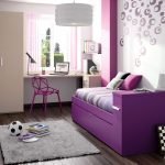 Habitación del adolescente en tonos morados.
