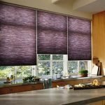 Cortinas romanas moradas en la cocina