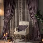 Sillón blanco con almohada morada