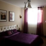 Cama doble con colcha de ciruela