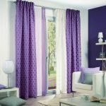 Cortinas blancas y moradas en el interior de la sala de estar.
