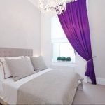 Cortinas moradas en el dormitorio