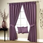 Almohadas moradas en el alféizar de la ventana