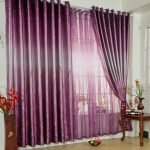 Decoración de ventanas con cortinas y cortinas moradas